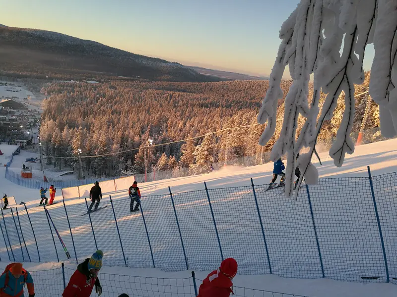 Kisatunnelmaa Levin rinteillä maailmancup-viikonloppuna auringonlaskussa