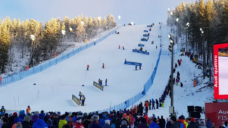 Pujottelija Levi Black -rinteessä World Cup Levillä
