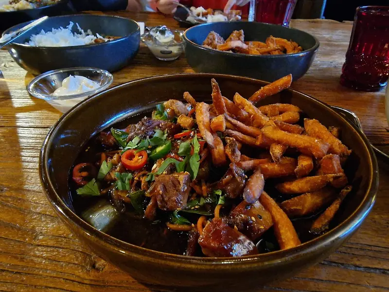 Asian wok with sweet potato fries – Restaurant Asia, Levi