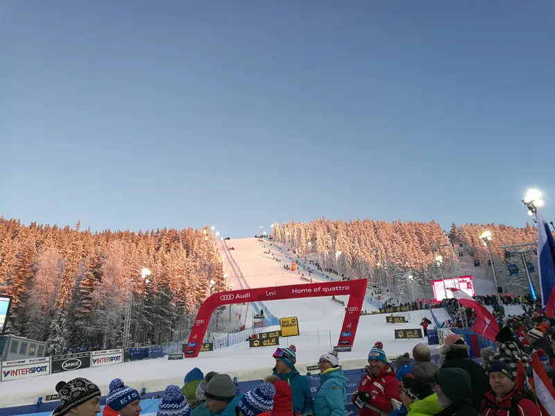 Yleisöä Levi Blackin maalialueella maailmancupin kisaviikonloppuna